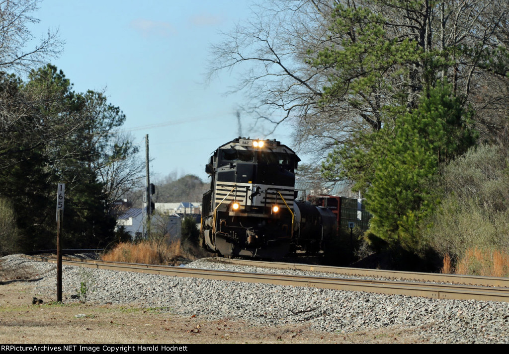 NS 1142 leads train 350 around the curve at Fetner